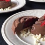 Chokolade cremeux med kirsebær gele og lækker nøddebund
